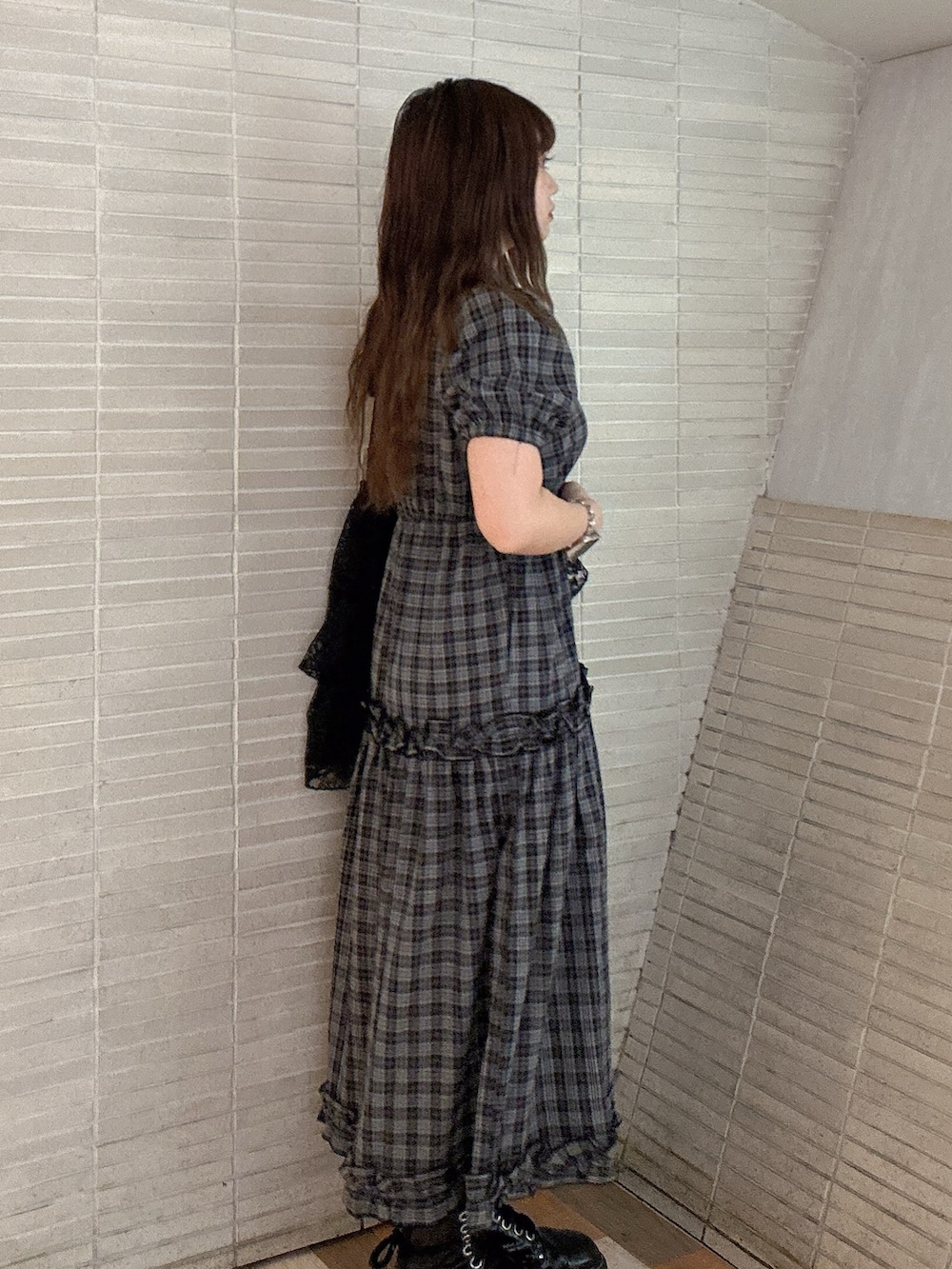 ブラック系のワンピース、ブラック系のトートバッグを着用したレディースの夏コーディネートの4枚目の写真