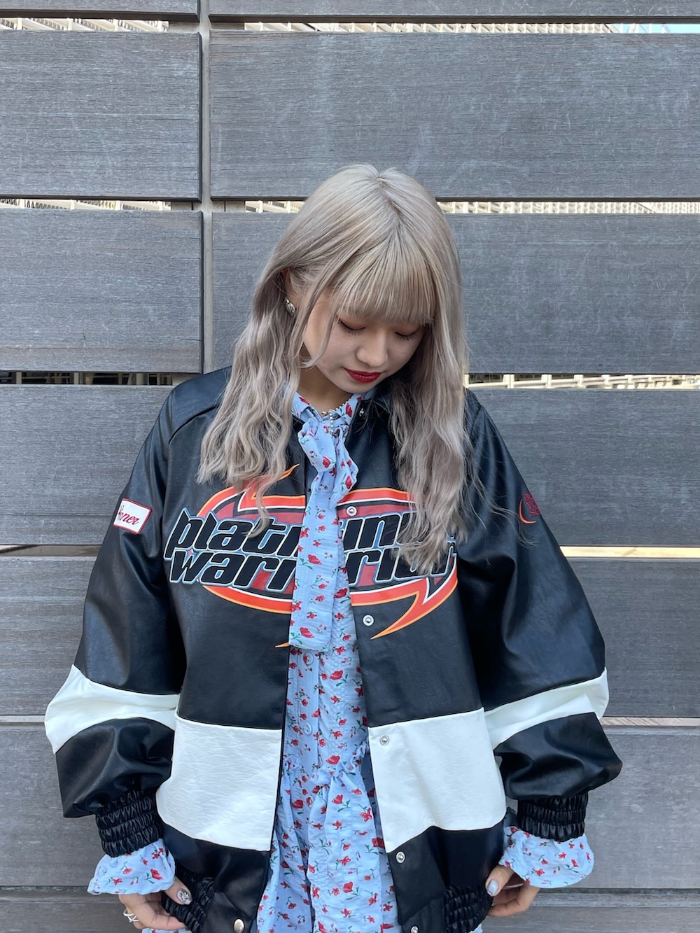 ブルー系のシャツ/ブラウス、ブラック系のブルゾン、ブラック系のその他シューズを着用したレディースの冬コーディネートの4枚目の写真