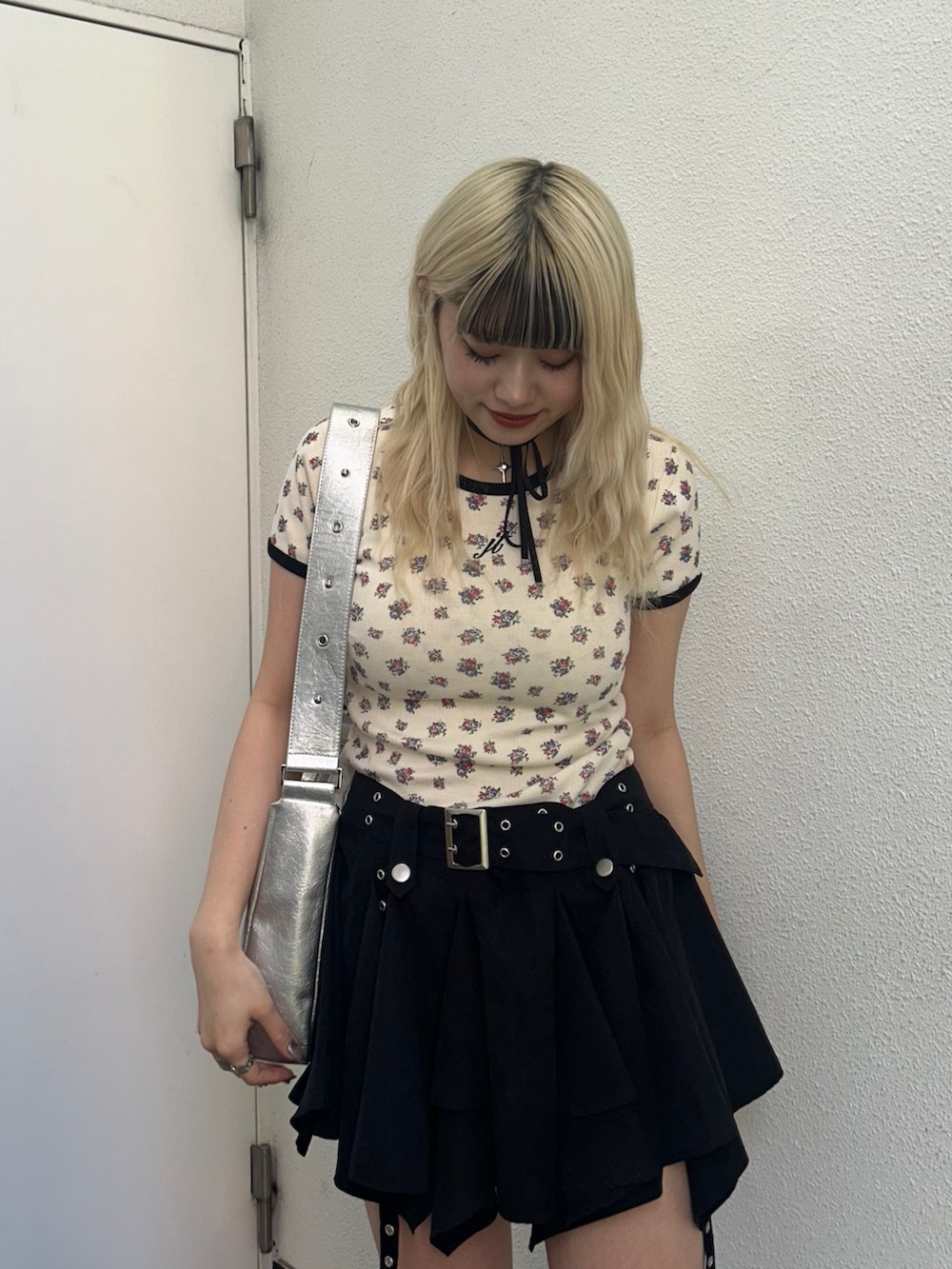 ホワイト系のTシャツ/カットソー、ブラック系のスカート、シルバー系のショルダーバッグを着用したレディースの春コーディネートの4枚目の写真