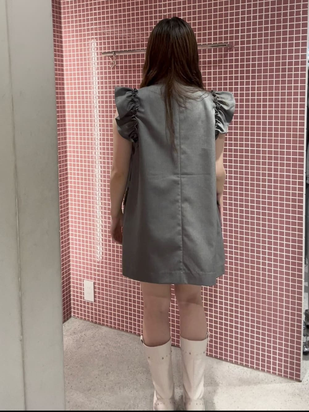 グレー系のワンピース、ホワイト系のアンサンブル、ホワイト系のブーツを着用したレディースの夏コーディネートの4枚目の写真