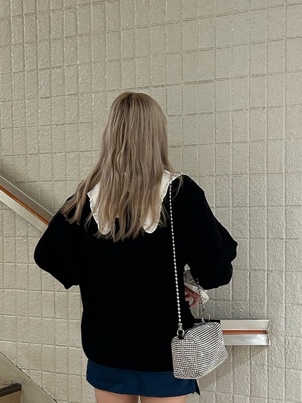 ブラック系のスウェット、ホワイト系のシャツ/ブラウス、ホワイト系のショルダーバッグを着用したレディースの夏コーディネートの4枚目の写真