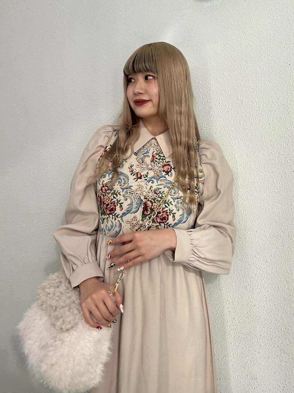 ホワイト系のワンピース、ホワイト系のハンドバッグ、ブラック系のその他シューズを着用したレディースの冬コーディネートの3枚目の写真