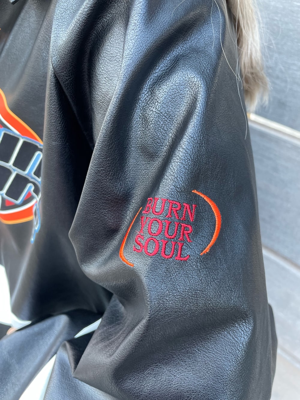 ブルー系のシャツ/ブラウス、ブラック系のブルゾン、ブラック系のその他シューズを着用したレディースの冬コーディネートの6枚目の写真