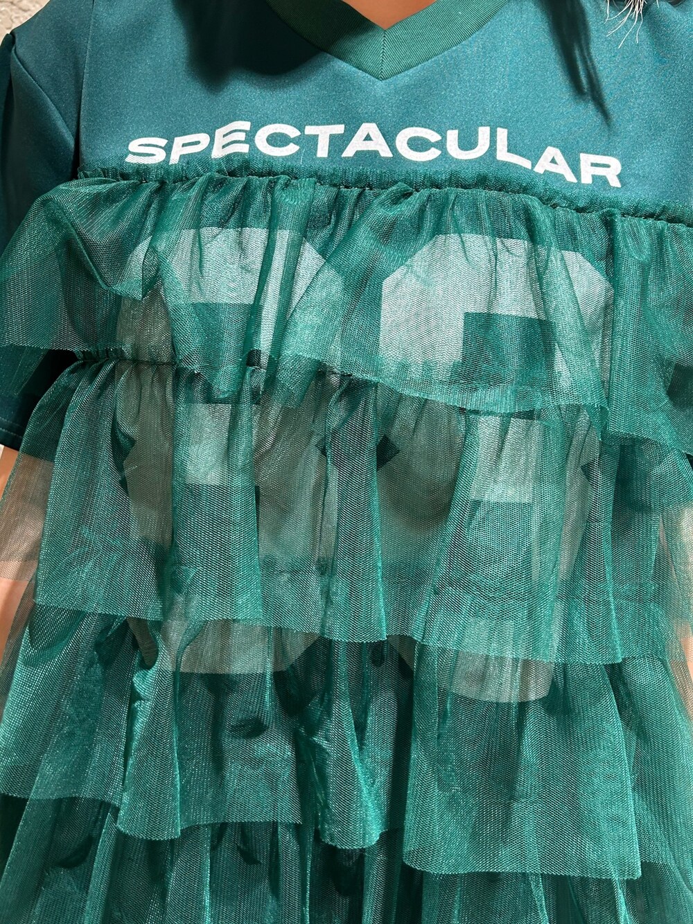 グリーン系のワンピース、ゴールド系のブレスレットを着用したレディースの春コーディネートの8枚目の写真