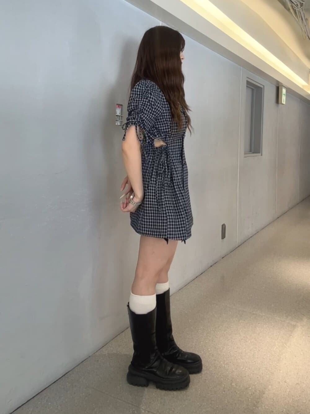 ブルー系のワンピースを着用したレディースの春コーディネートの2枚目の写真