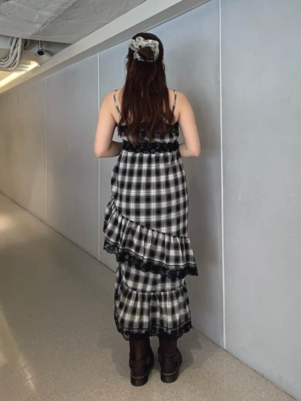 ブラック系のワンピースを着用したレディースの夏コーディネートの3枚目の写真