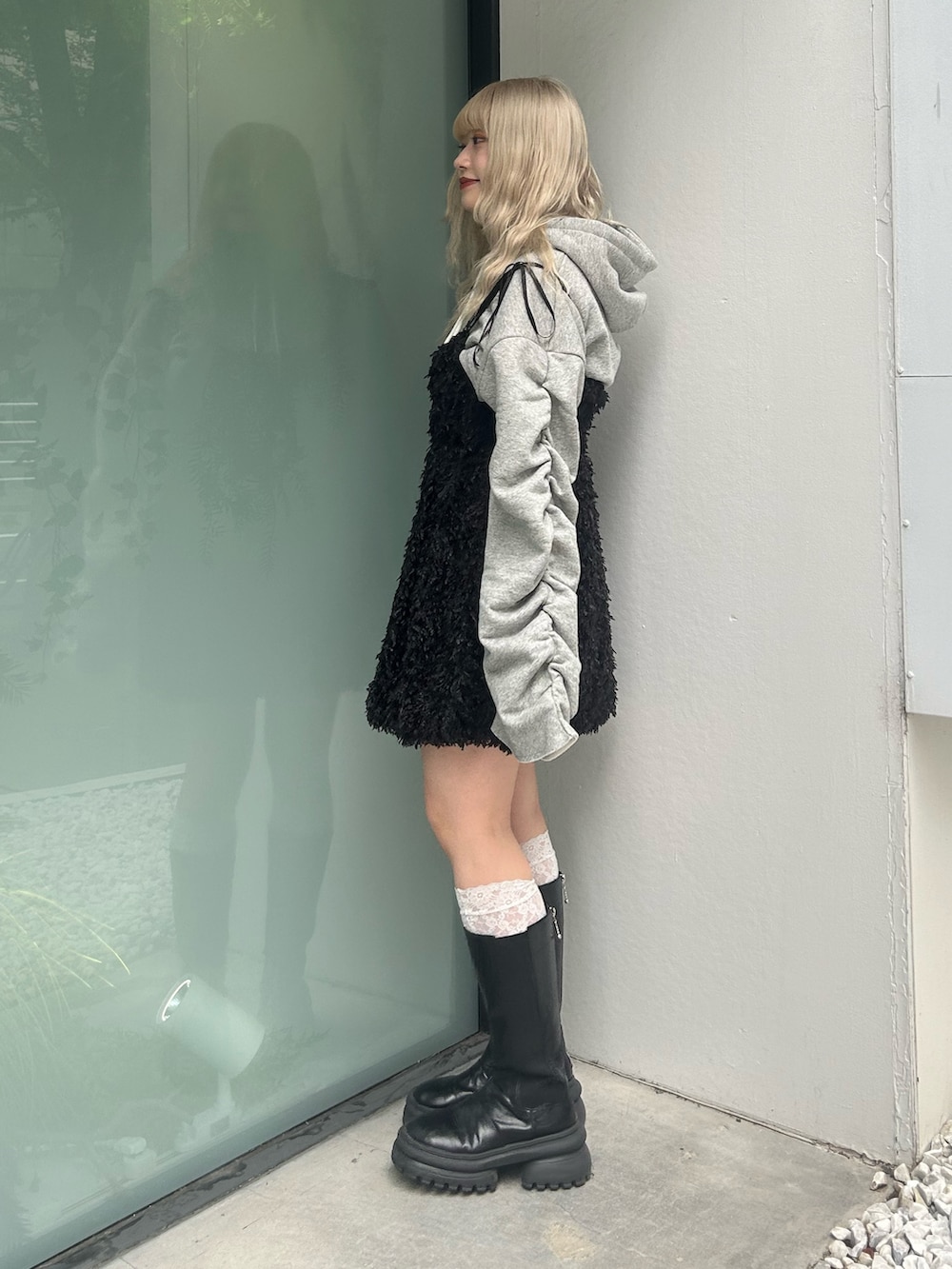 ブラック系のワンピース、グレー系のパーカーを着用したレディースの夏コーディネートの2枚目の写真