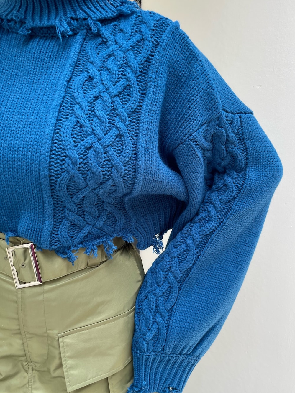 ブルー系のニット/セーター、グリーン系のその他パンツ、ブラック系のブーツを着用したレディースの秋コーディネートの6枚目の写真