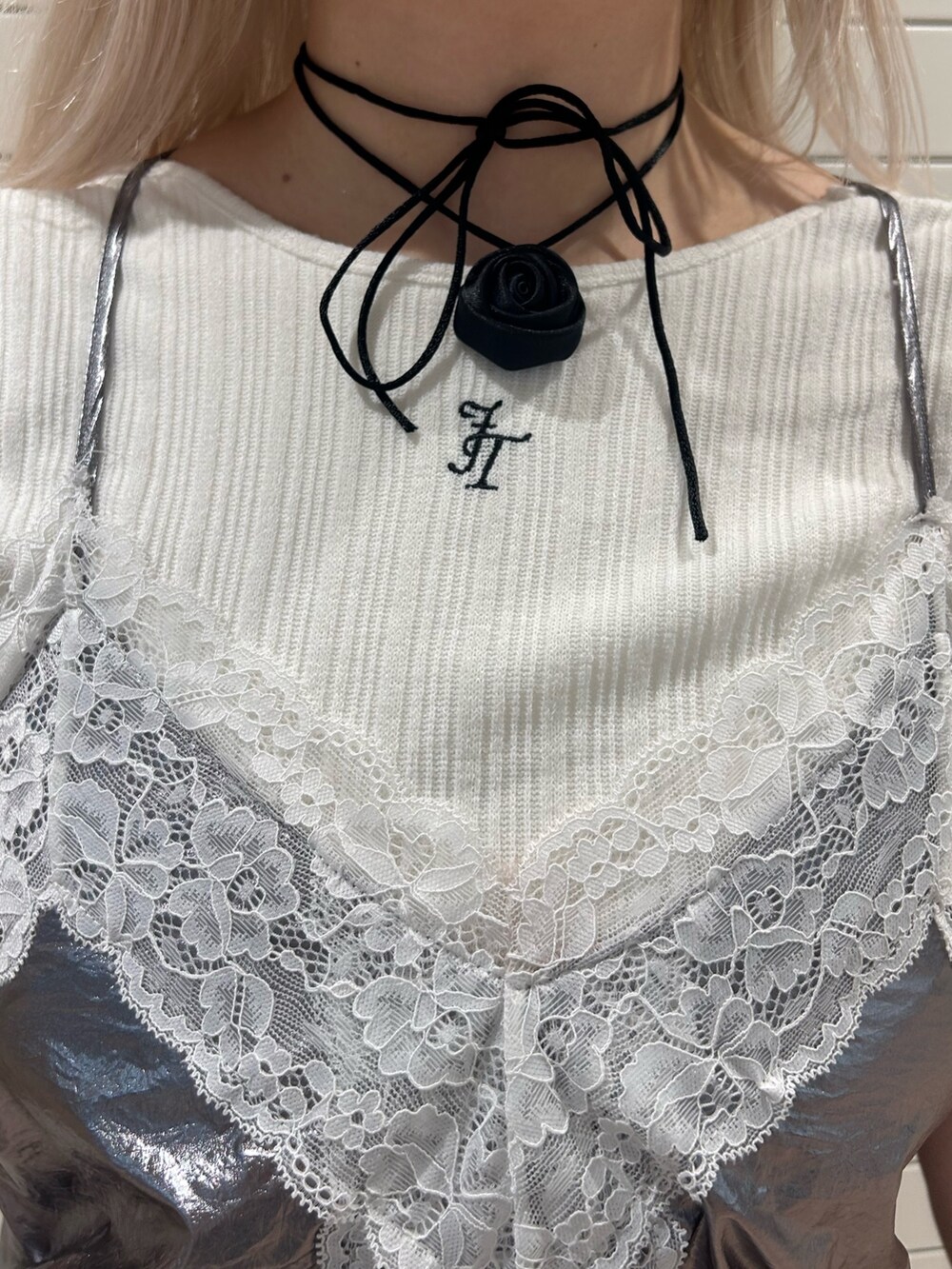 ホワイト系のTシャツ/カットソー、シルバー系のワンピース、ブラック系のチョーカーを着用したレディースの夏コーディネートの6枚目の写真