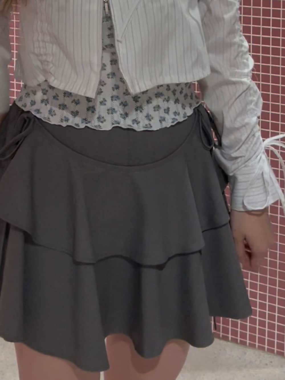 ホワイト系のシャツ/ブラウス、ホワイト系のアンサンブル、グレー系のその他パンツを着用したレディースの夏コーディネートの5枚目の写真