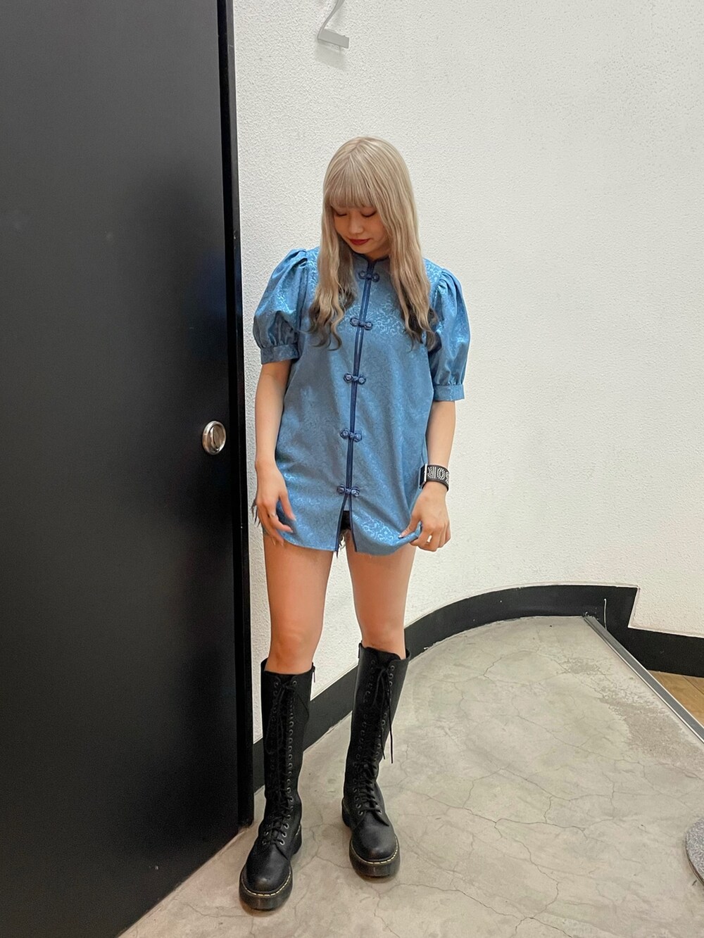 ブルー系のシャツ/ブラウス、ブラック系のブーツを着用したレディースの春コーディネートの2枚目の写真