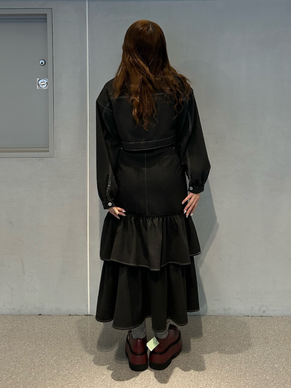 グレー系のワンピース、その他のニット/セーター、レッド系のドレスシューズを着用したレディースの冬コーディネートの3枚目の写真