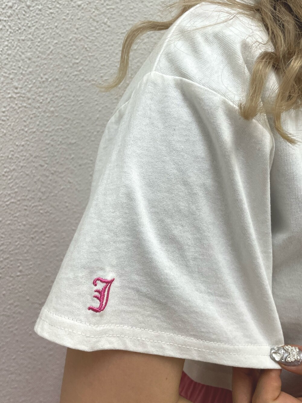 ピンク系のカーゴパンツ、ブラック系のその他シューズ、ホワイト系のTシャツ/カットソーを着用したレディースの春コーディネートの4枚目の写真