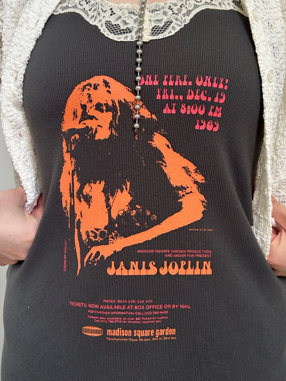 ブラック系のワンピース、ホワイト系のシャツ/ブラウスを着用したレディースの夏コーディネートの6枚目の写真