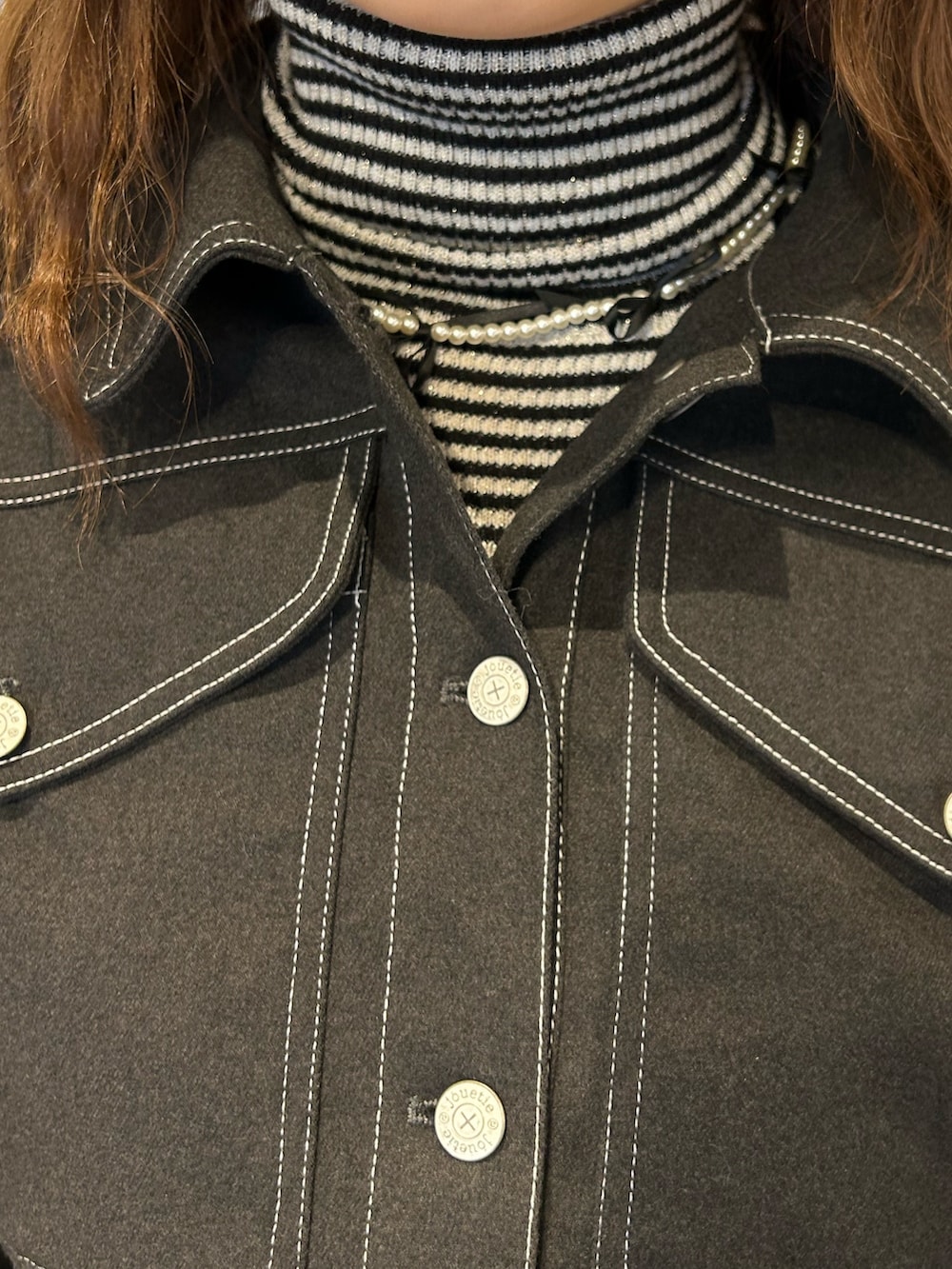 グレー系のワンピース、その他のニット/セーター、レッド系のドレスシューズを着用したレディースの冬コーディネートの5枚目の写真