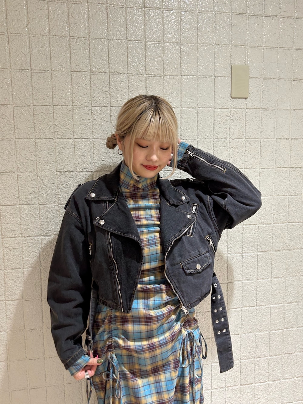 ブラック系のライダースジャケット、ブルー系のワンピース、ブラック系のその他シューズを着用したレディースの秋コーディネートの4枚目の写真