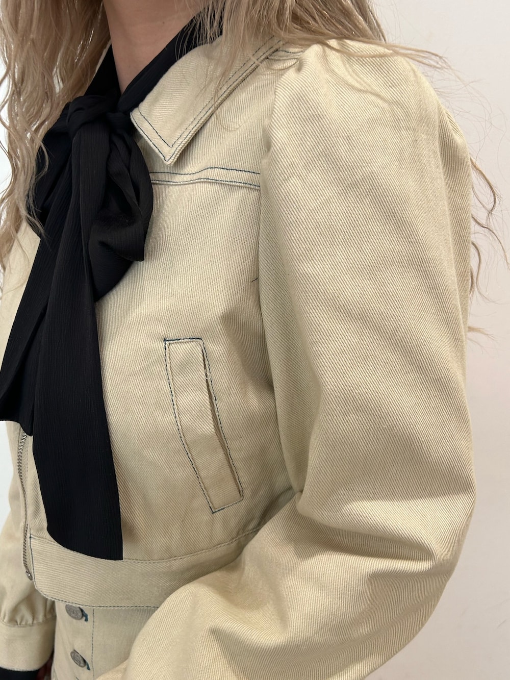 ブラック系のシャツ/ブラウス、ホワイト系のワンピース、ブラック系のブーツを着用したレディースの冬コーディネートの6枚目の写真