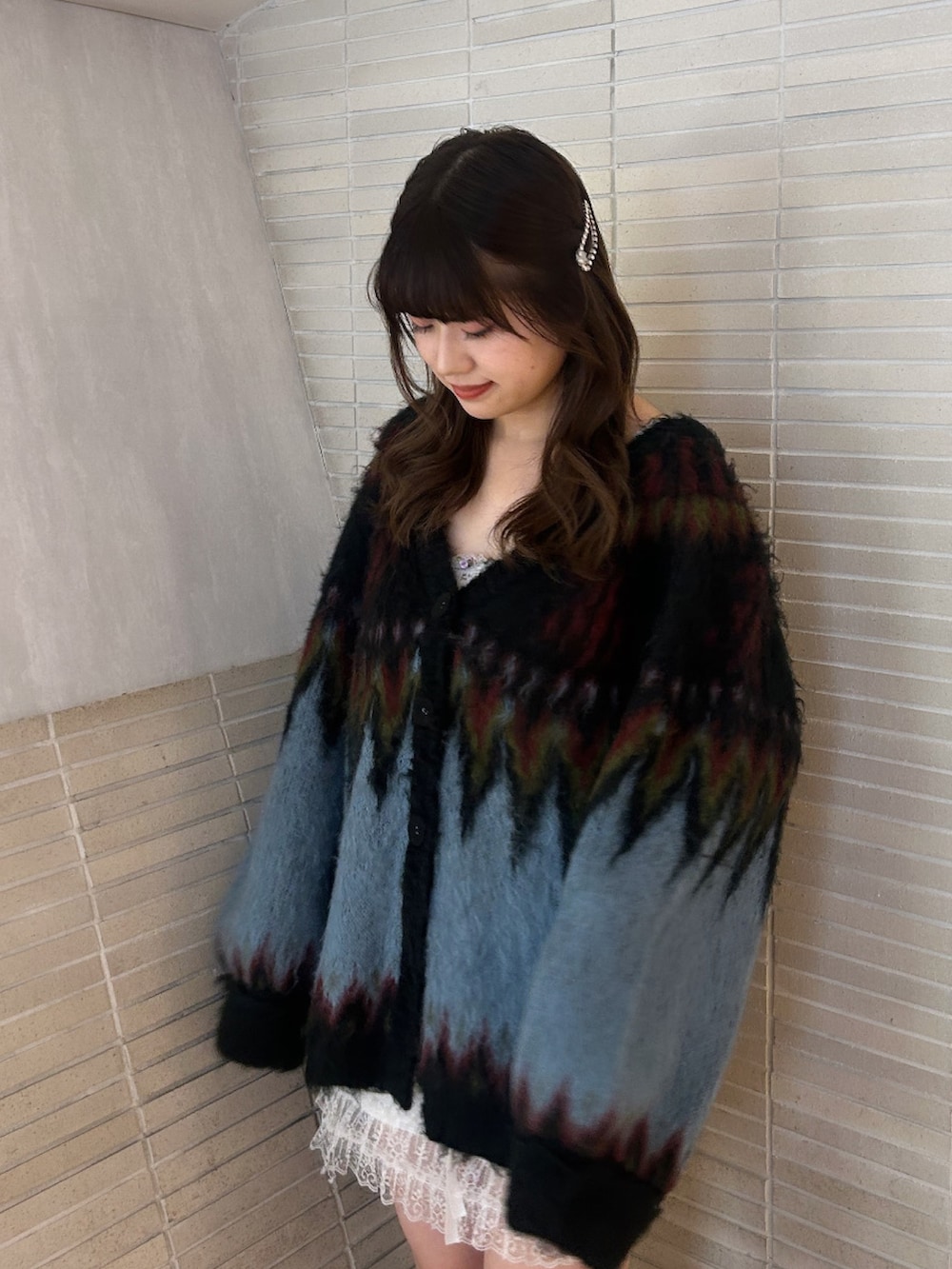 ブラック系のカーディガン/ボレロ、ブラウン系のブーツを着用したレディースの秋コーディネートの5枚目の写真