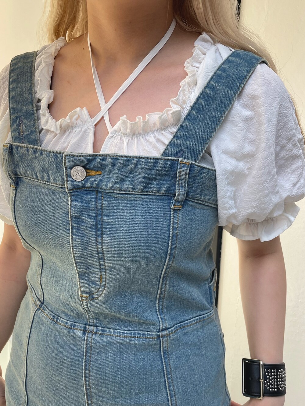 ホワイト系のシャツ/ブラウス、ブルー系のジャンパースカート、ブラック系のその他シューズを着用したレディースの夏コーディネートの4枚目の写真