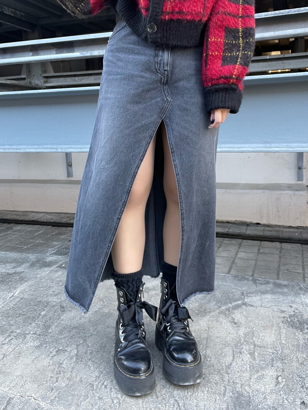 レッド系のカーディガン/ボレロ、ブラック系のシャツ/ブラウス、ブラック系のスカートを着用したレディースの冬コーディネートの6枚目の写真