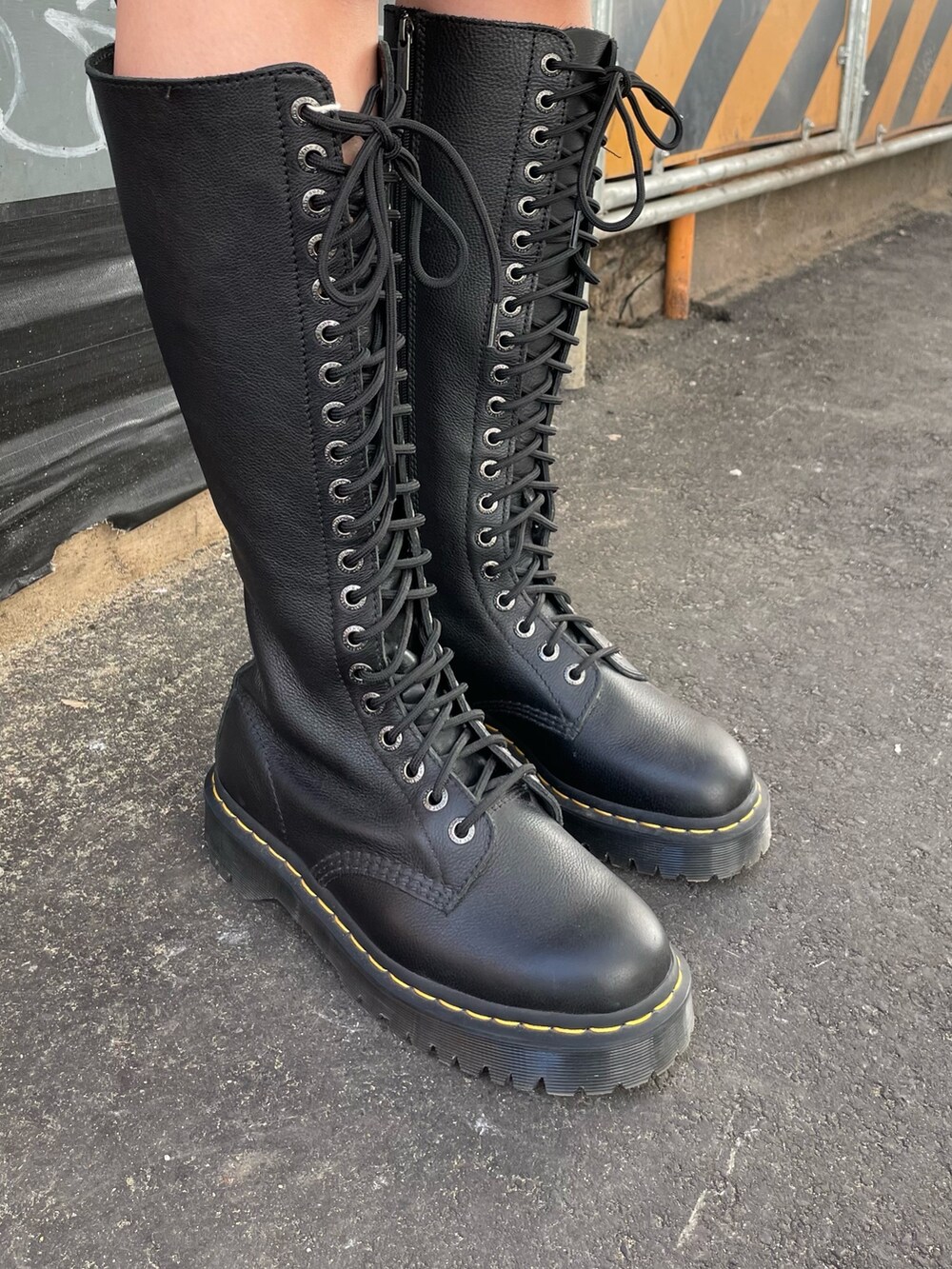 ブラック系のニット/セーター、ホワイト系のニット/セーター、ブラック系のショルダーバッグを着用したレディースの冬コーディネートの7枚目の写真