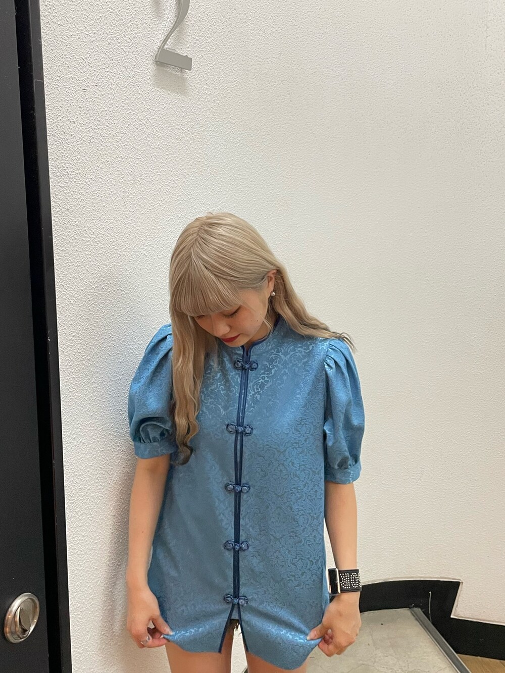 ブルー系のシャツ/ブラウス、ブラック系のブーツを着用したレディースの春コーディネートの5枚目の写真