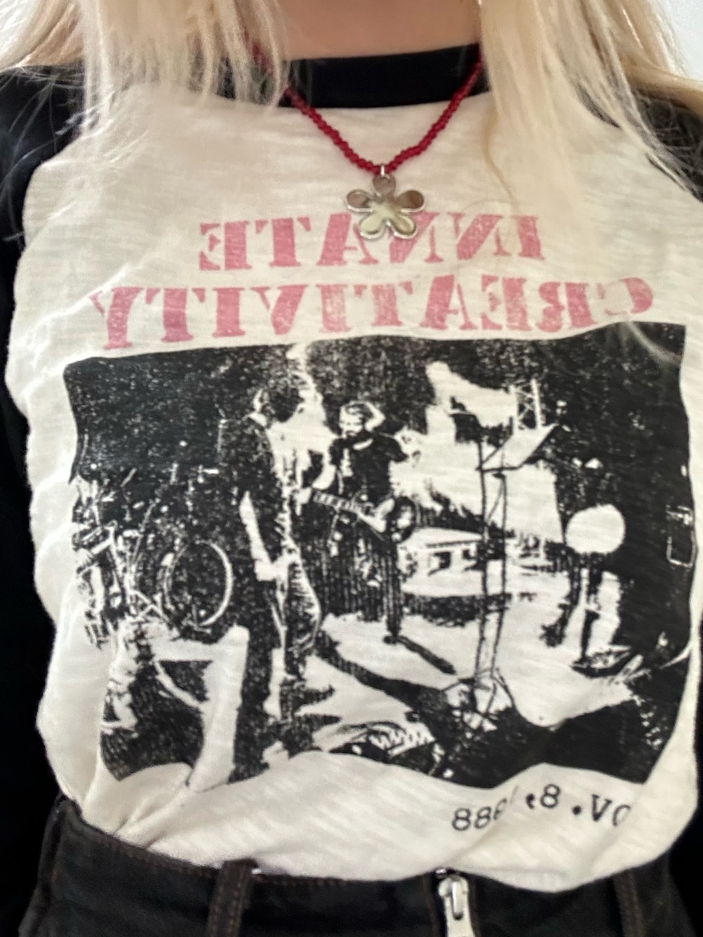 ホワイト系のTシャツ/カットソー、ブラック系のデニムスカート、シルバー系のネックレスを着用したレディースの春コーディネートの6枚目の写真