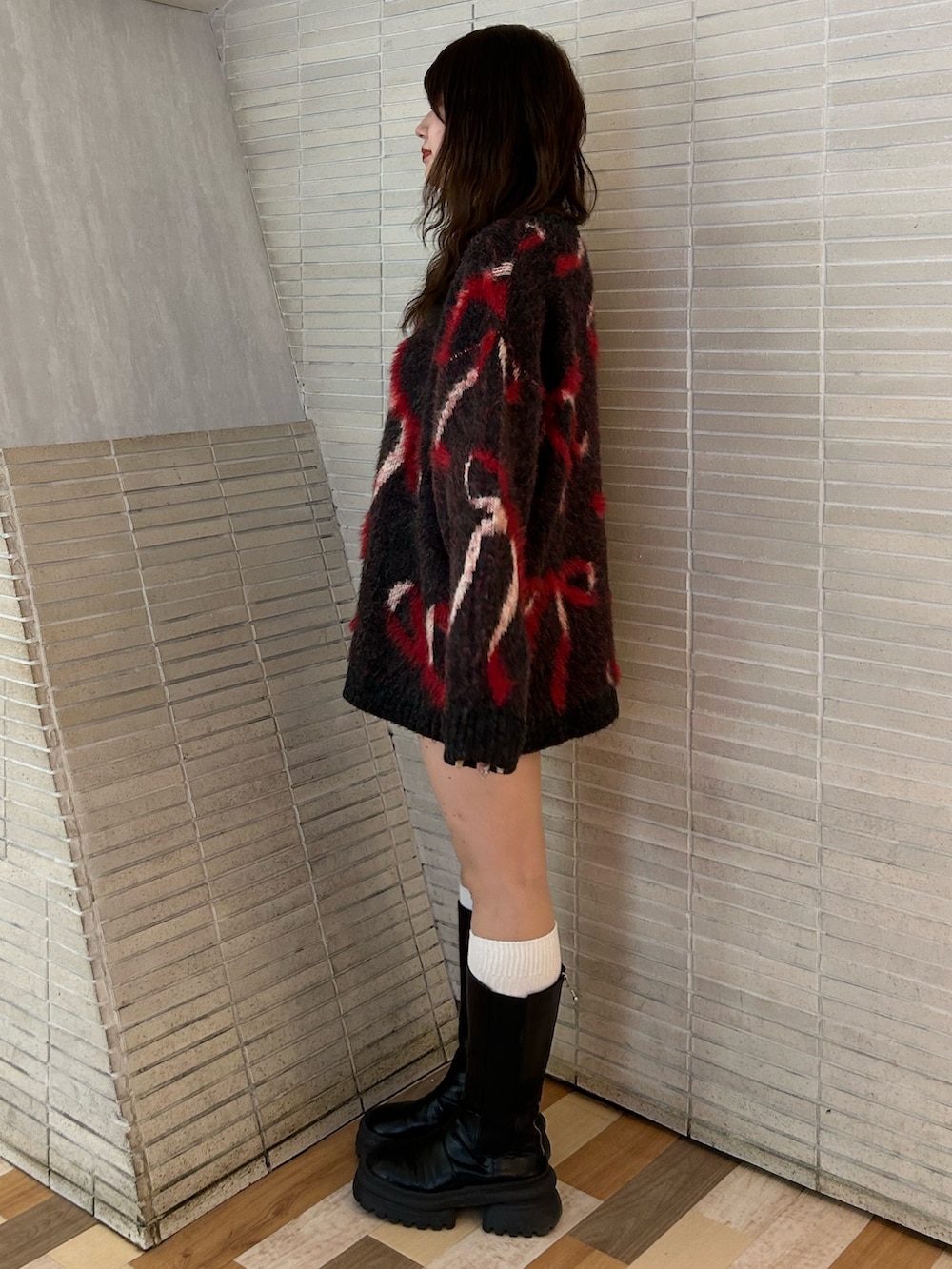 ブラック系のニット/セーターを着用したレディースの冬コーディネートの2枚目の写真