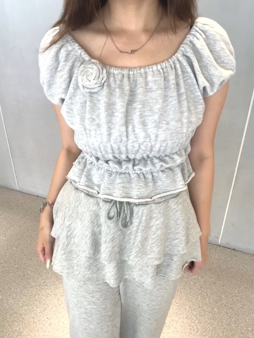 グレー系のTシャツ/カットソー、グレー系のスウェットパンツ、ブラック系のパンプスを着用したレディースの夏コーディネートの6枚目の写真
