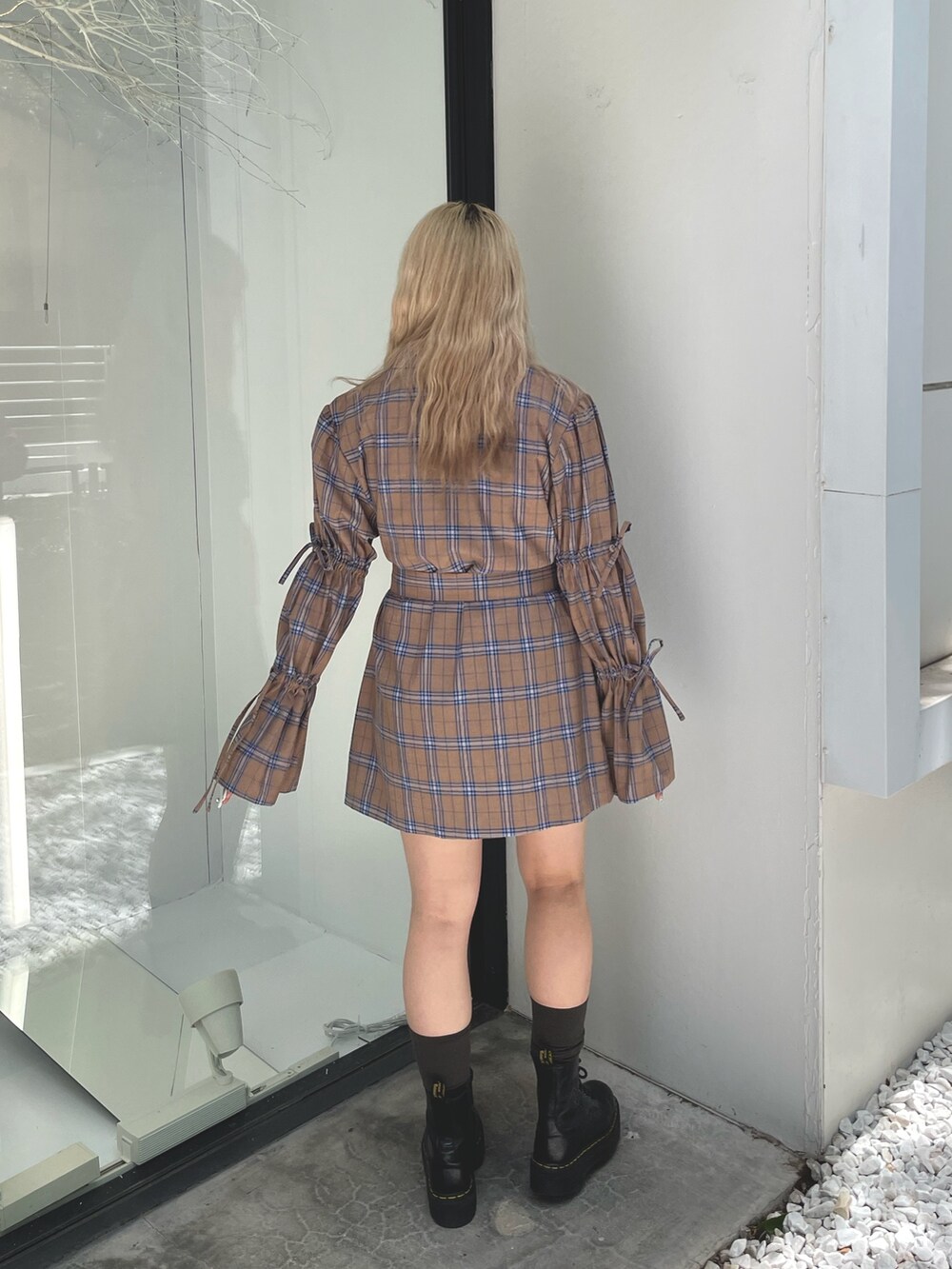 ベージュ系のワンピース、ホワイト系のタンクトップ、ブラック系のその他シューズを着用したレディースの夏コーディネートの3枚目の写真