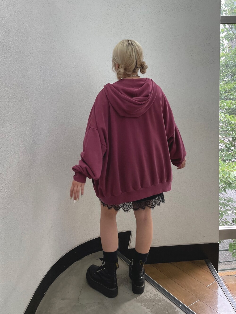ブラック系のワンピース、レッド系のパーカー、ブラック系のその他シューズを着用したレディースの夏コーディネートの3枚目の写真