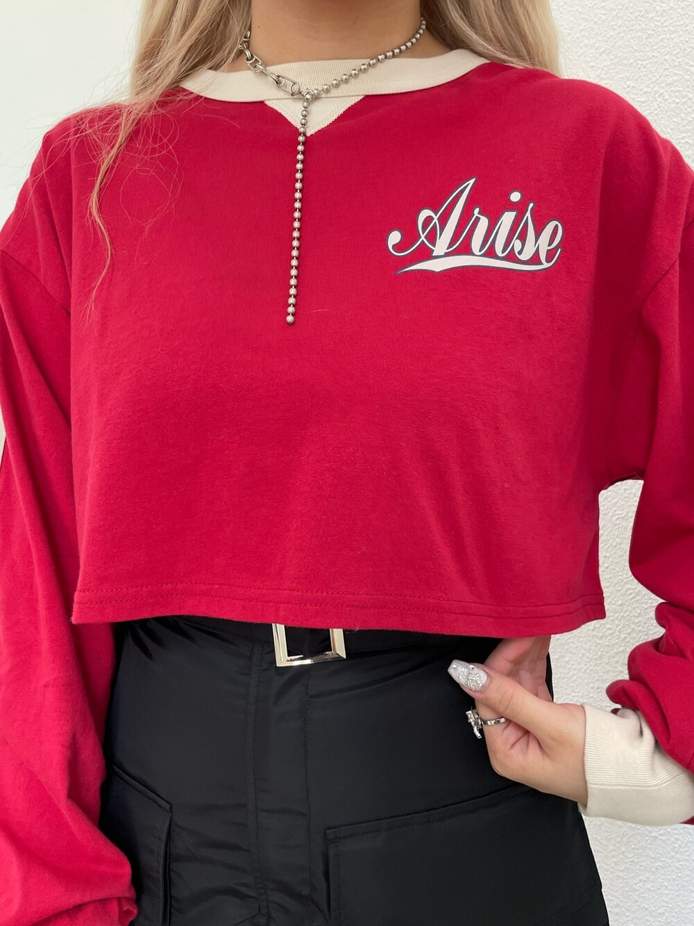 レッド系のTシャツ/カットソー、ブラック系のその他パンツ、グリーン系のボストンバッグを着用したレディースの夏コーディネートの4枚目の写真