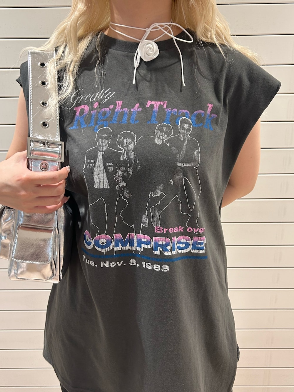 ブラック系のTシャツ/カットソー、シルバー系のハンドバッグ、ホワイト系のチョーカーを着用したレディースの夏コーディネートの7枚目の写真