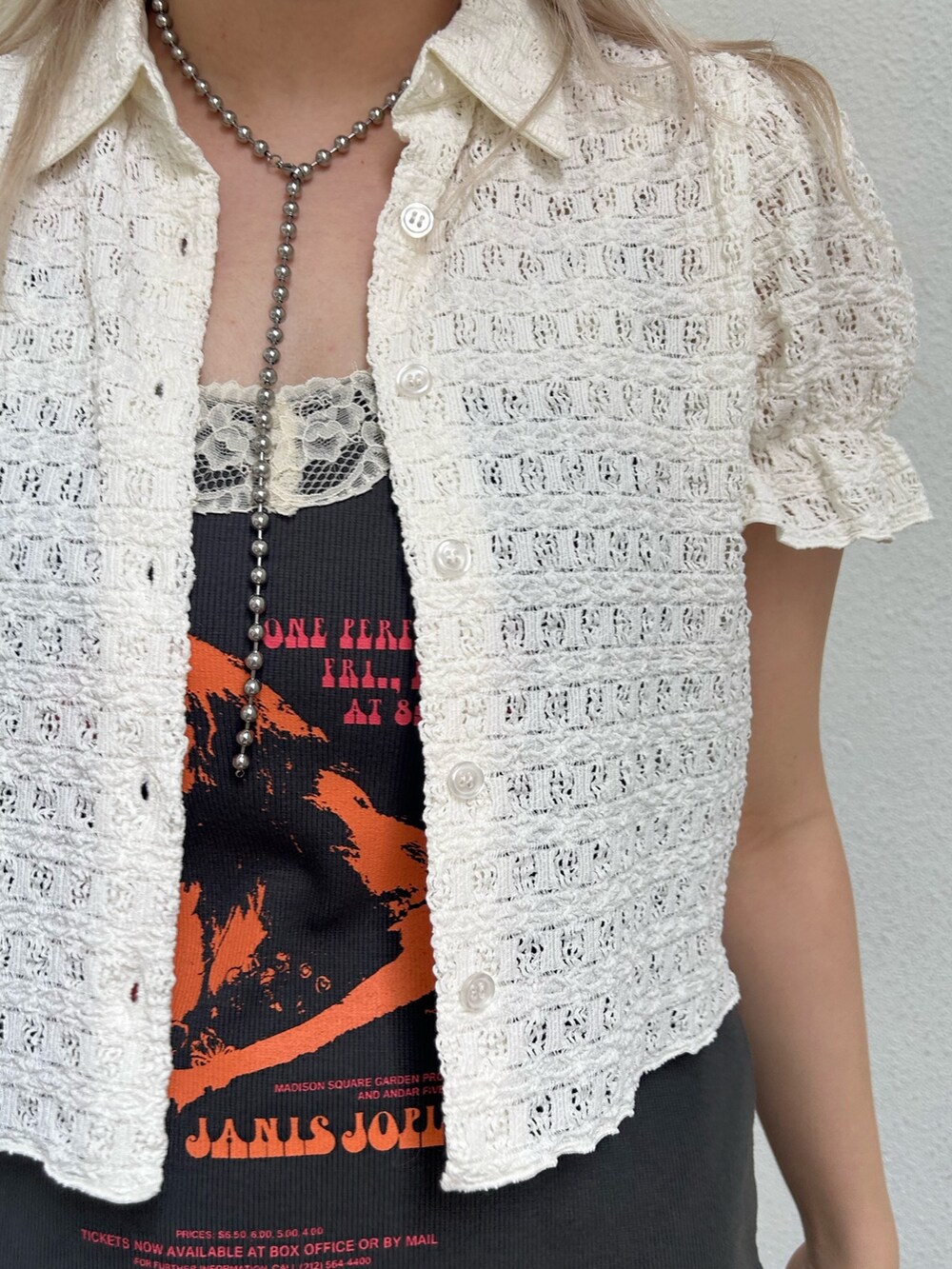 ブラック系のワンピース、ホワイト系のシャツ/ブラウスを着用したレディースの夏コーディネートの5枚目の写真