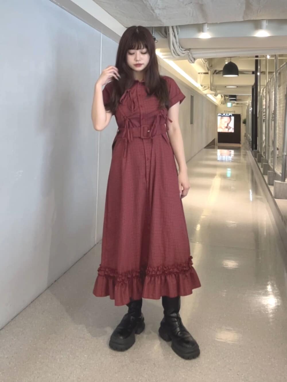 レッド系のワンピースを着用したレディースの春コーディネートの2枚目の写真