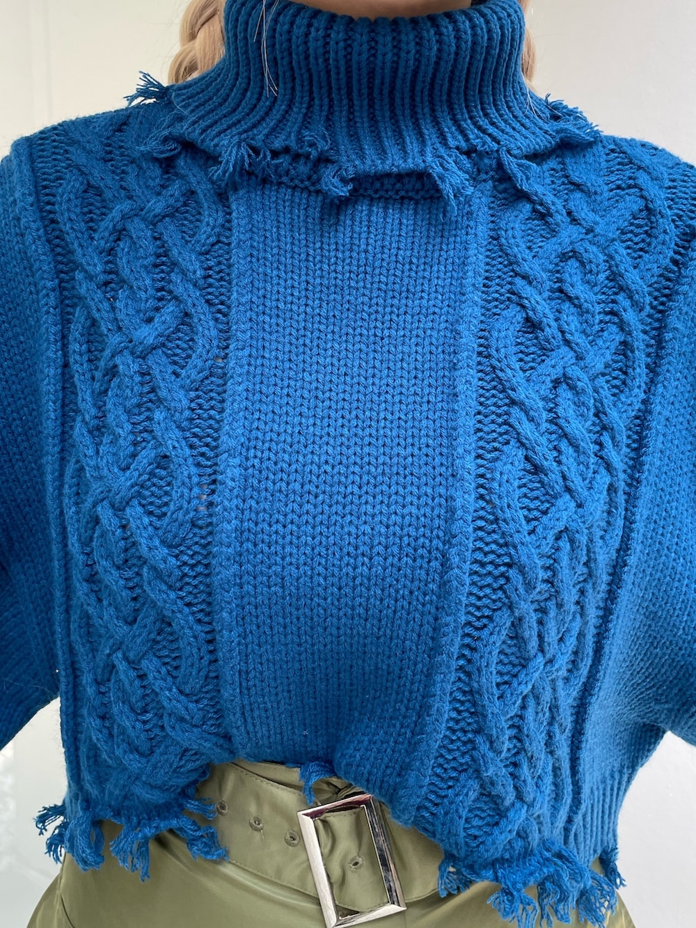 ブルー系のニット/セーター、グリーン系のその他パンツ、ブラック系のブーツを着用したレディースの秋コーディネートの5枚目の写真