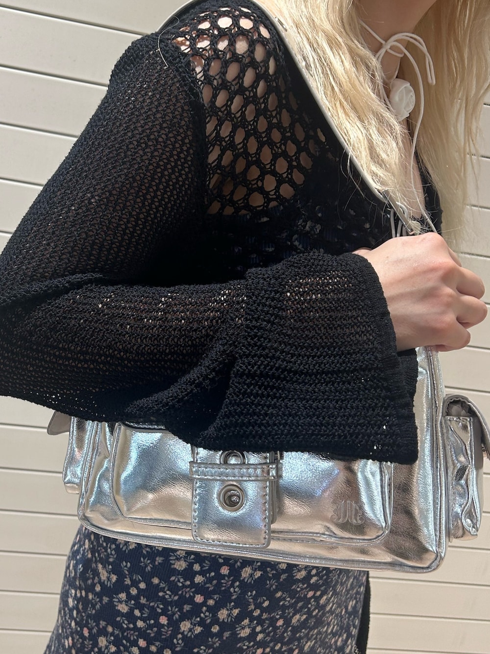 ブラック系のカーディガン/ボレロ、ブルー系のワンピース、シルバー系のハンドバッグを着用したレディースの夏コーディネートの8枚目の写真