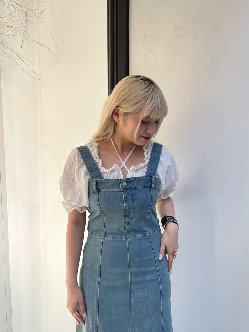 ホワイト系のシャツ/ブラウス、ブルー系のジャンパースカート、ブラック系のその他シューズを着用したレディースの夏コーディネートの3枚目の写真