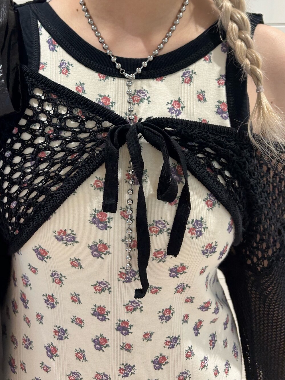 ホワイト系のワンピース、ブラック系のトートバッグ、ブラック系のカーディガン/ボレロを着用したレディースの春コーディネートの5枚目の写真