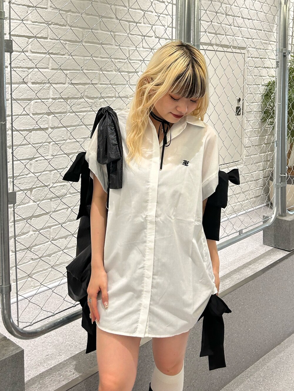 ブラック系のトートバッグ、ホワイト系のシャツ/ブラウス、ブラック系のチョーカーを着用したレディースの夏コーディネートの5枚目の写真