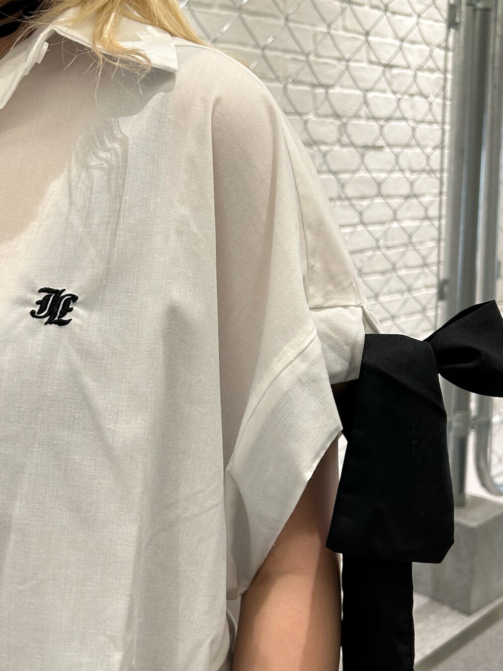 ブラック系のトートバッグ、ホワイト系のシャツ/ブラウス、ブラック系のチョーカーを着用したレディースの夏コーディネートの7枚目の写真