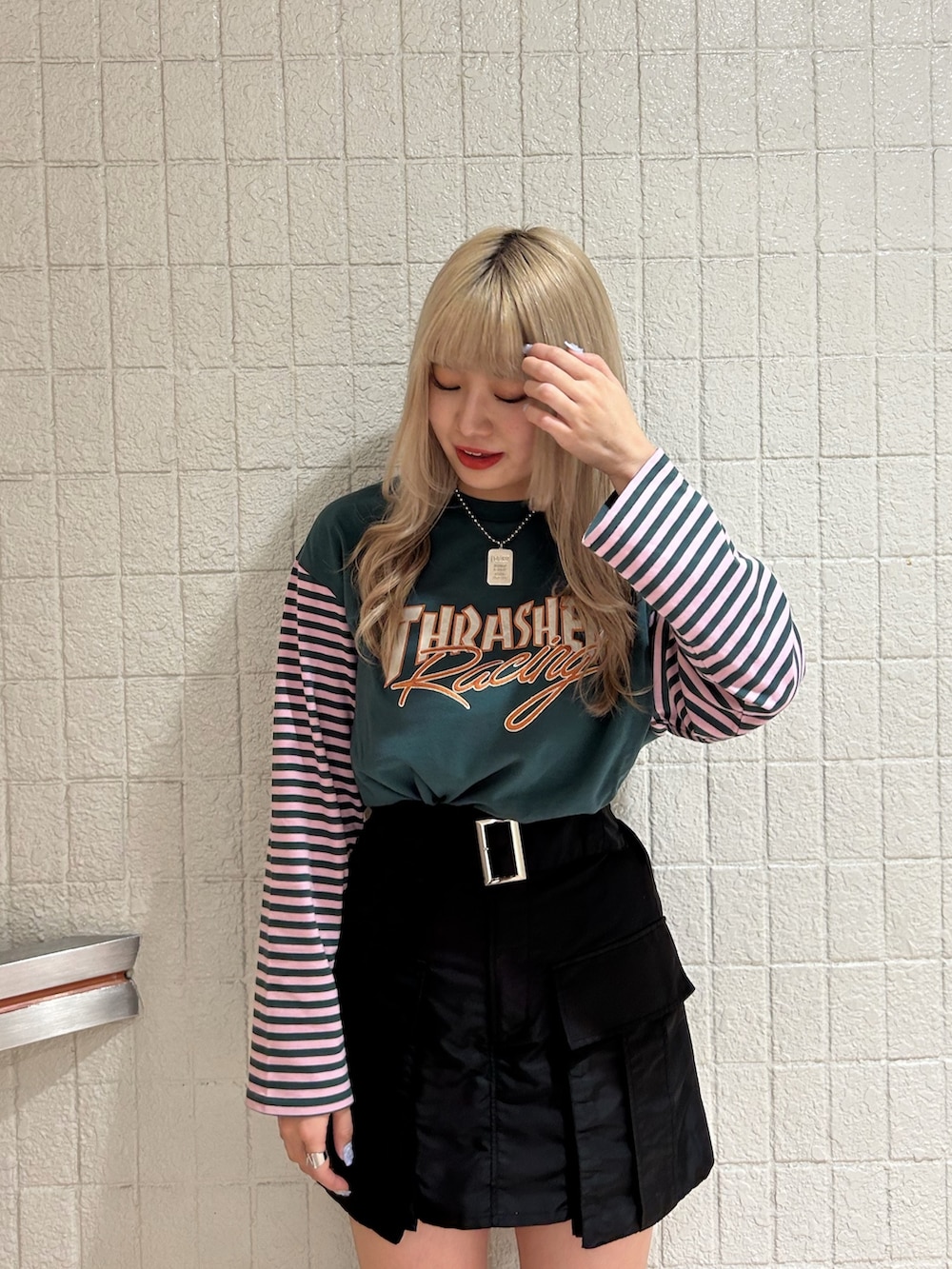 ブラック系のブーツ、ブラック系のその他パンツ、グリーン系のTシャツ/カットソーを着用したレディースの秋コーディネートの4枚目の写真