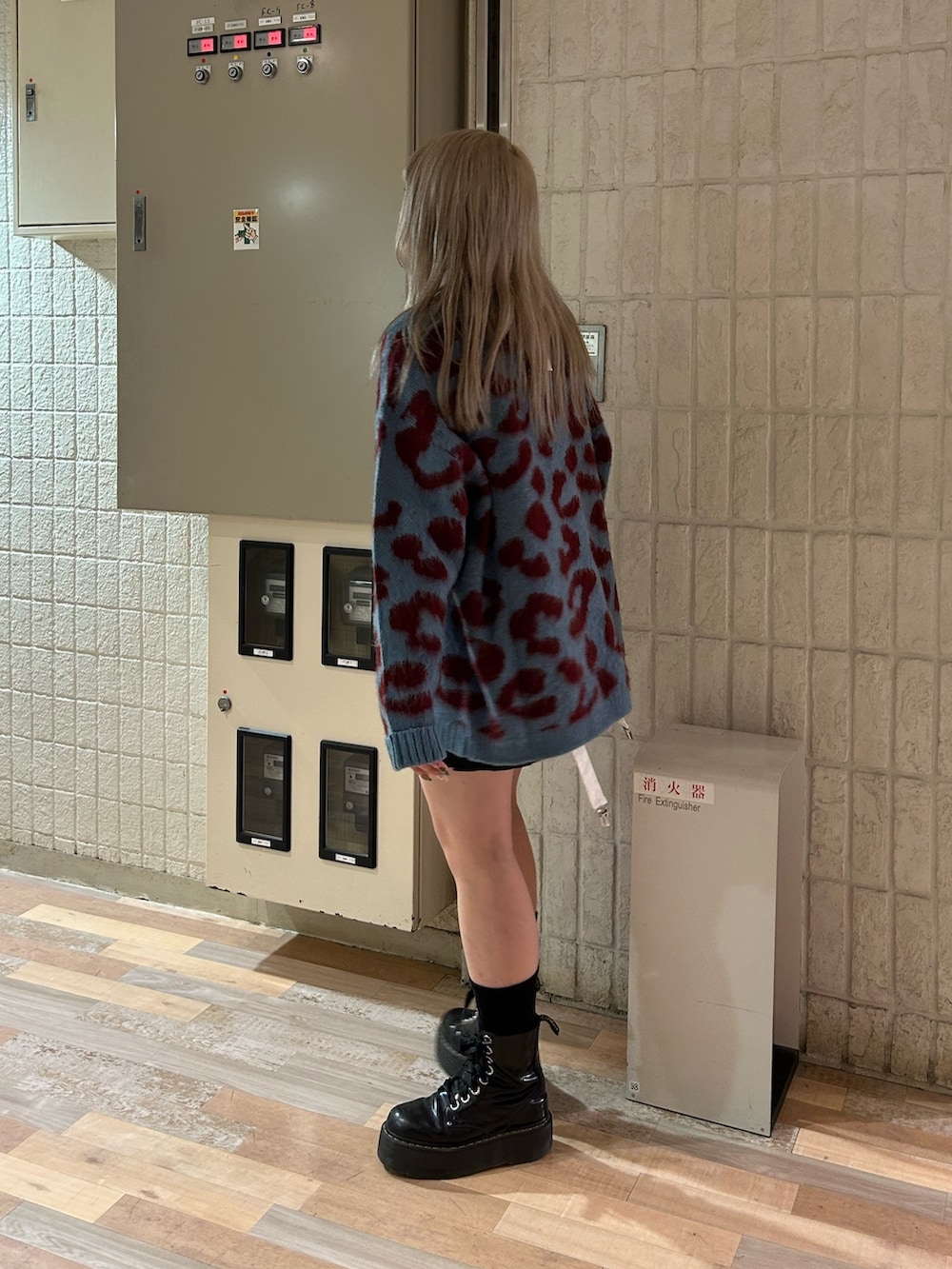 ホワイト系のシャツ/ブラウス、ブルー系のニット/セーター、ブラック系のスカートを着用したレディースの秋コーディネートの3枚目の写真