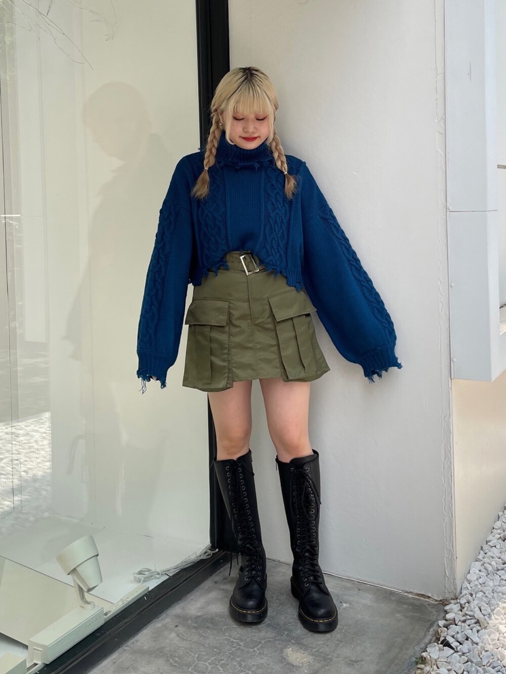 ブルー系のニット/セーター、グリーン系のその他パンツ、ブラック系のブーツを着用したレディースの秋コーディネートの2枚目の写真