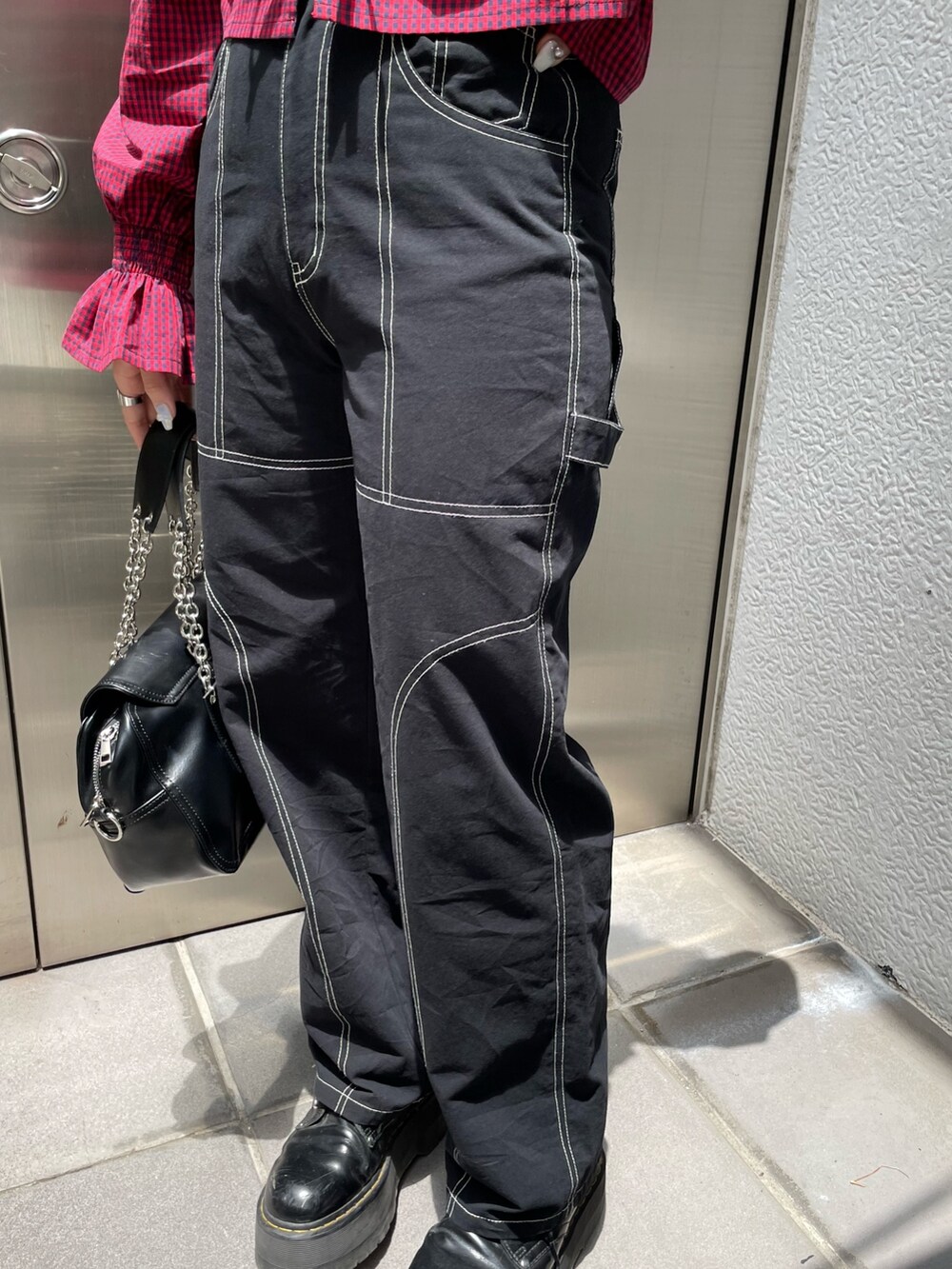 レッド系のシャツ/ブラウス、ブラック系のその他パンツ、ブラック系のその他シューズを着用したレディースの夏コーディネートの7枚目の写真