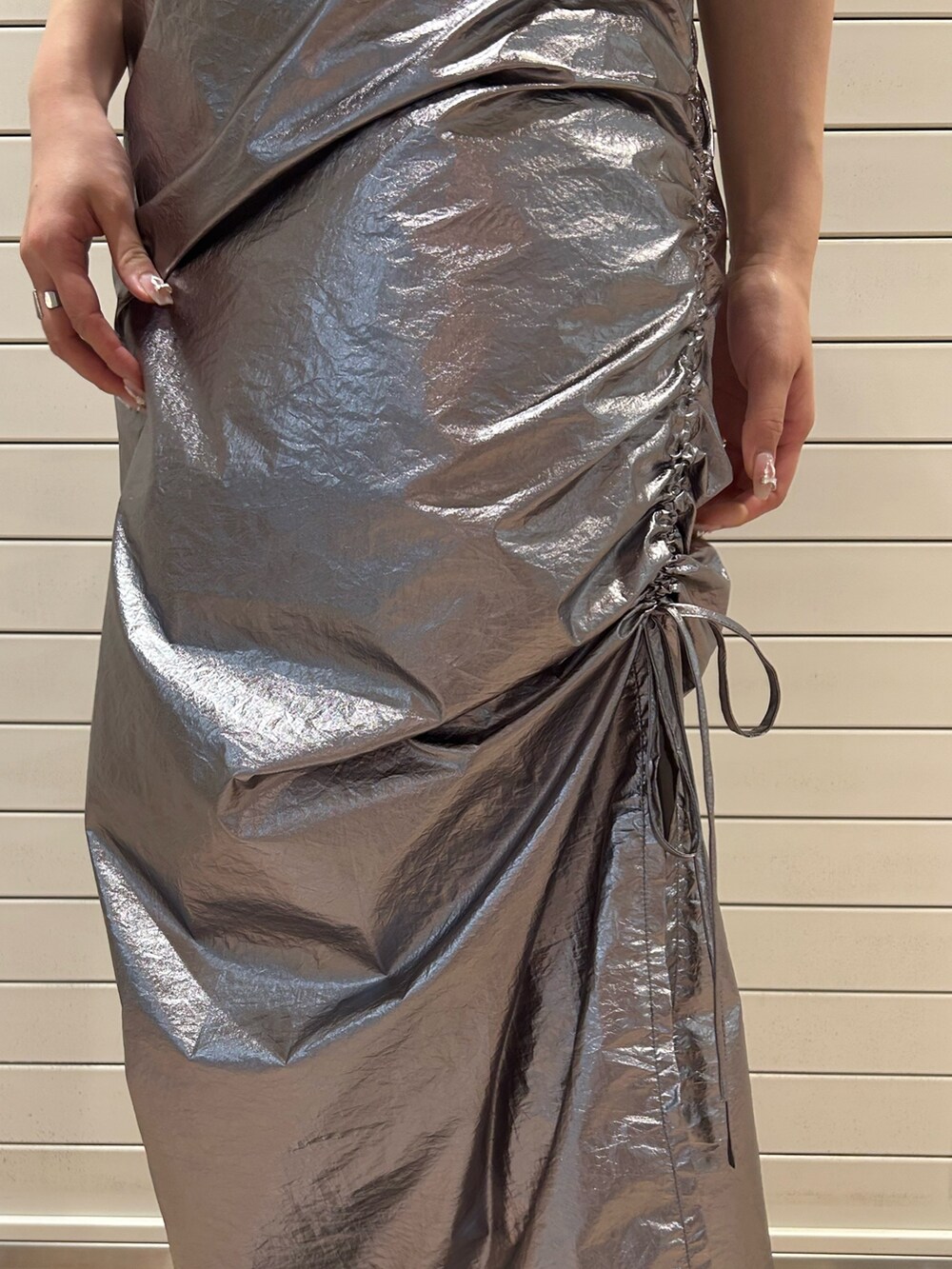 ホワイト系のTシャツ/カットソー、シルバー系のワンピース、ブラック系のチョーカーを着用したレディースの夏コーディネートの8枚目の写真