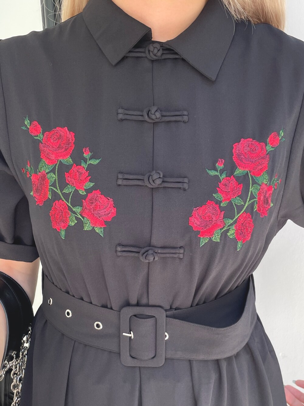 ブラック系のハンドバッグ、ブラック系のその他シューズ、ブラック系のワンピースを着用したレディースの夏コーディネートの4枚目の写真