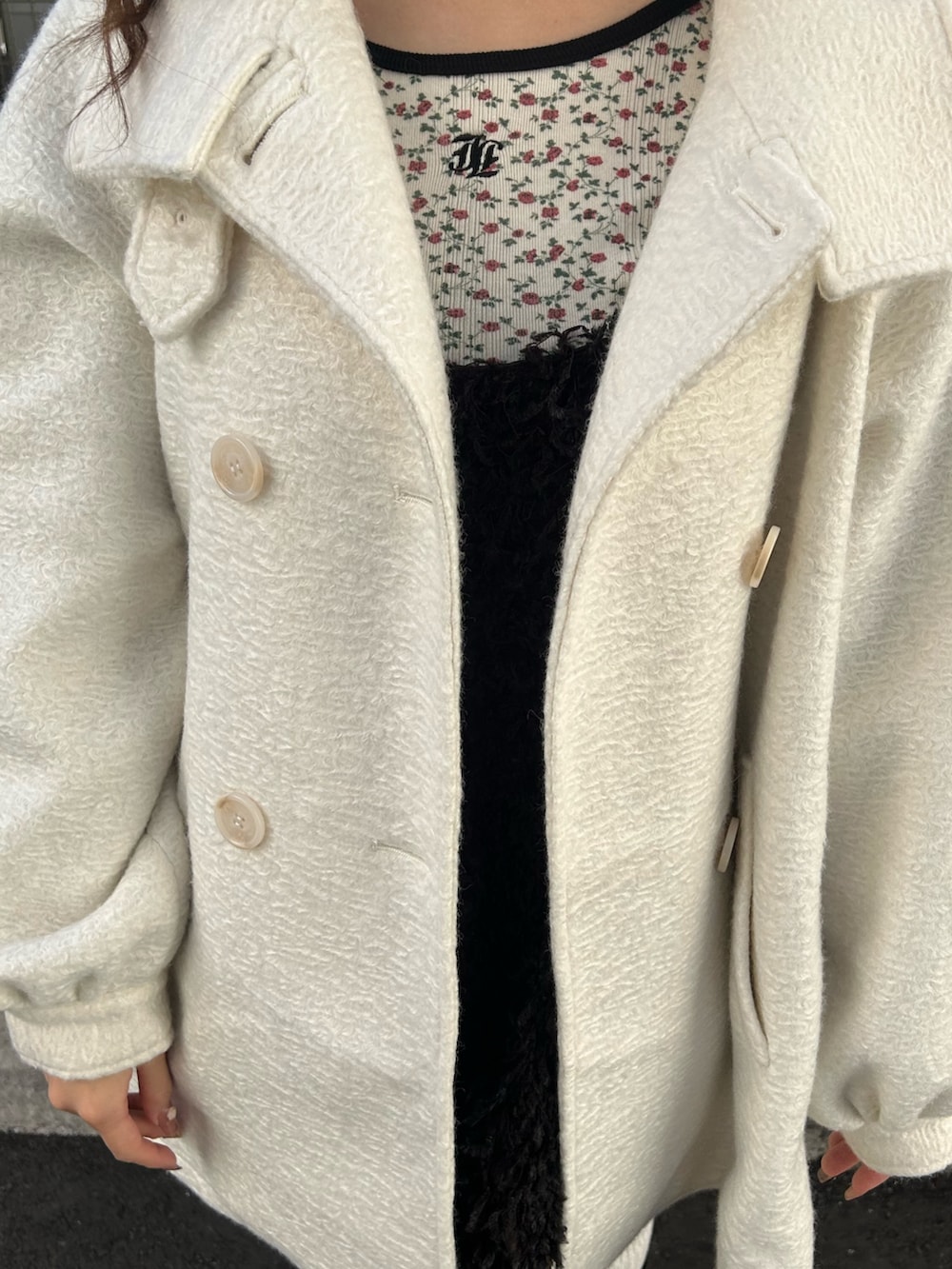 ホワイト系のその他アウター、ブラック系のワンピース、ホワイト系のTシャツ/カットソーを着用したレディースの秋コーディネートの5枚目の写真