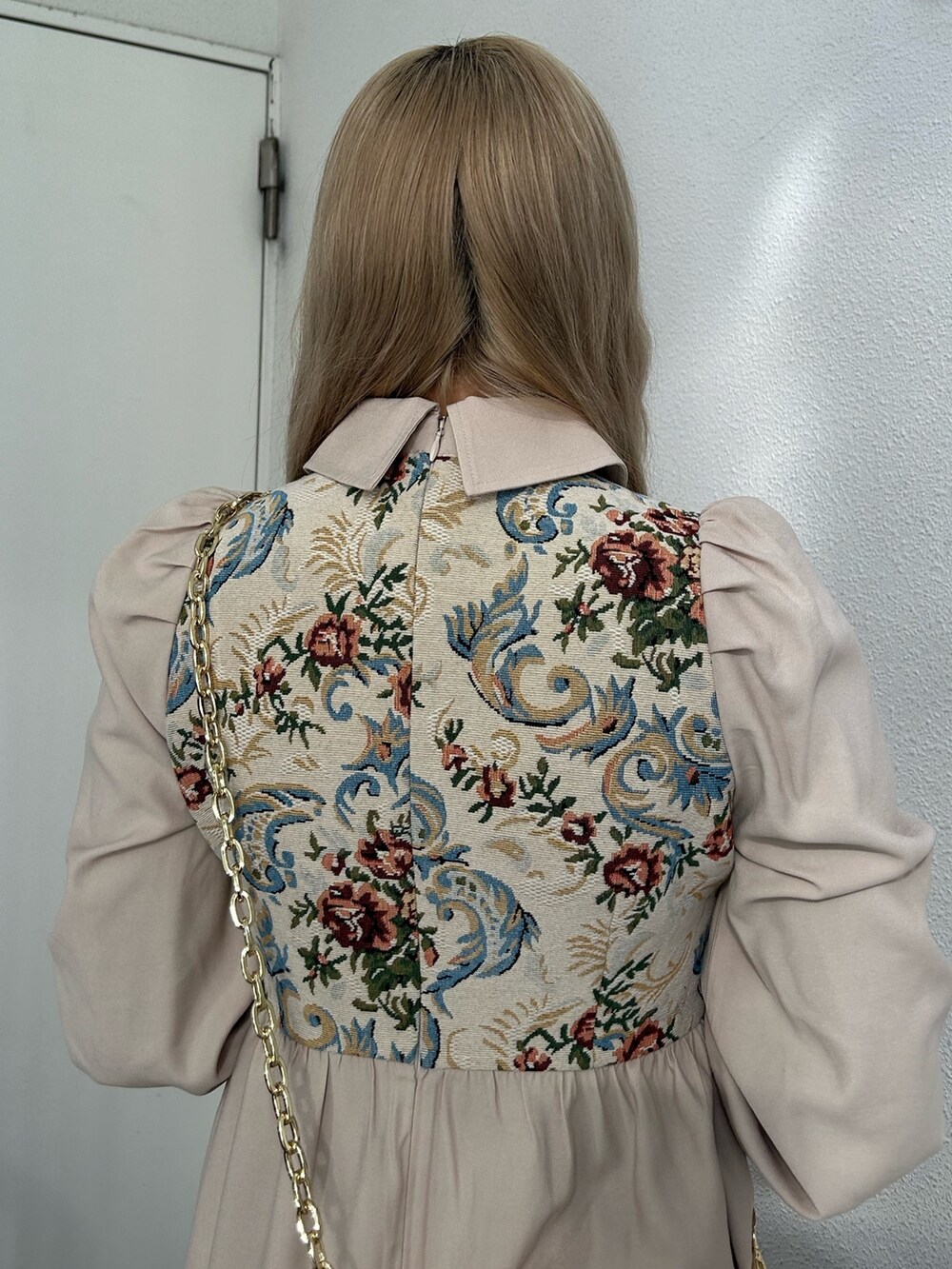 ホワイト系のワンピース、ホワイト系のハンドバッグ、ブラック系のその他シューズを着用したレディースの冬コーディネートの8枚目の写真