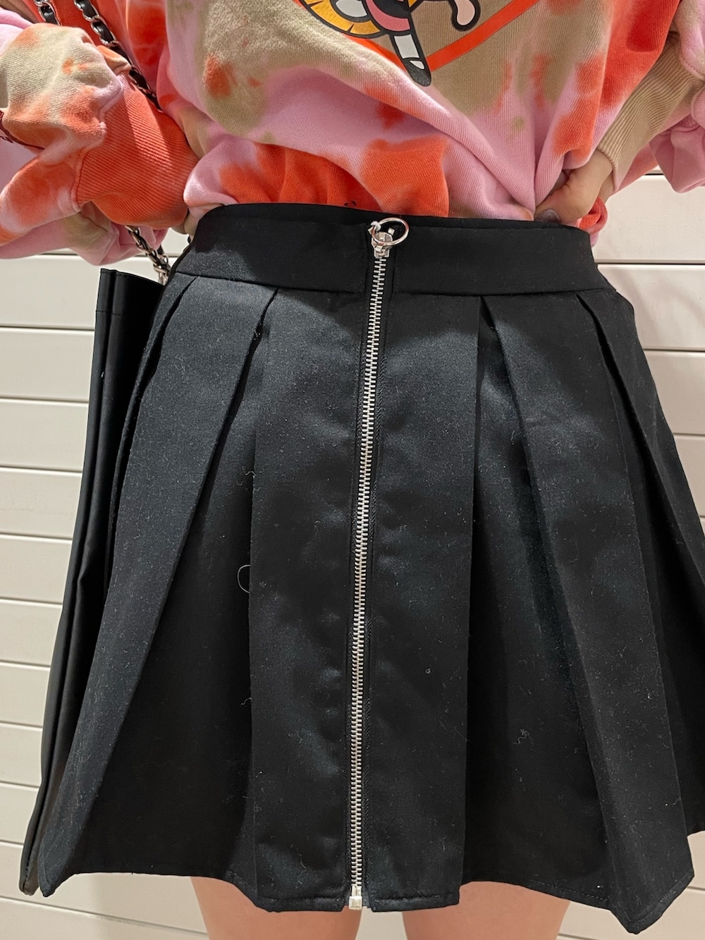 ピンク系のスウェット、ブラック系のその他パンツ、ブラック系のトートバッグを着用したレディースの冬コーディネートの6枚目の写真